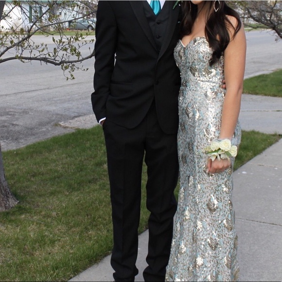 Dress. - Picture 3 of 3